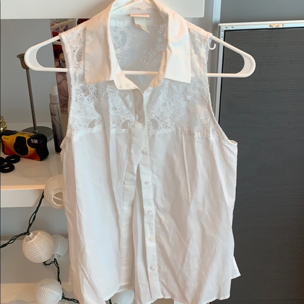 Collared, sleeves white shirt with lace top.